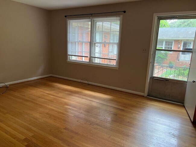 Building Photo - 2 Bedroom | 1 Bath Townhouse near Cameron ...