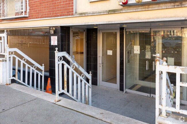 Foto del edificio - 420 42nd St