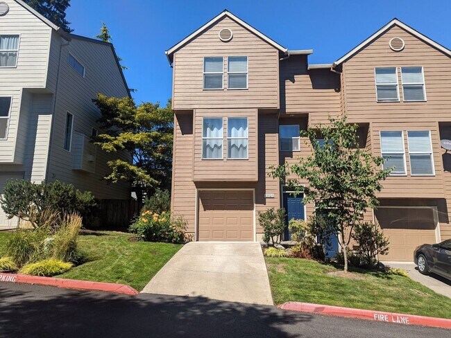 Building Photo - Beautiful Beaverton Townhouse Available Now!