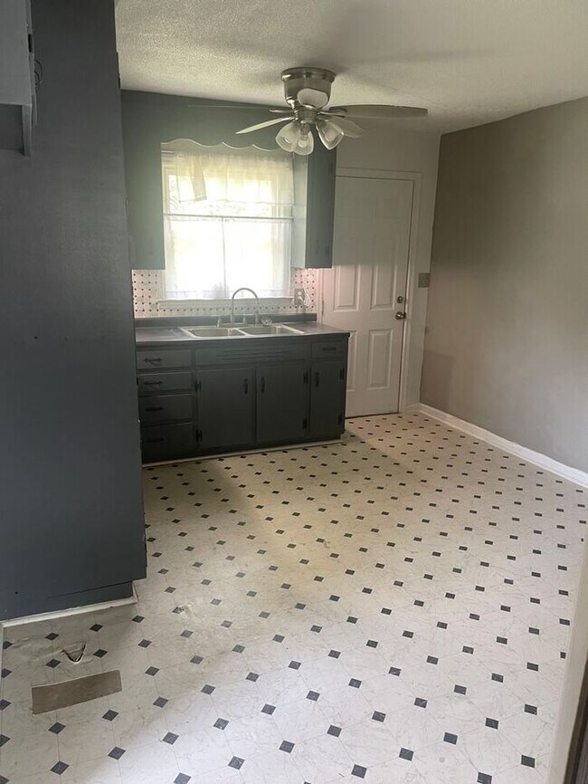 Building Photo - 3 Bedroom Ranch Style Home