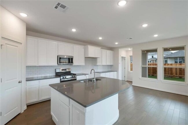 Building Photo - 205 Rosebush Dr