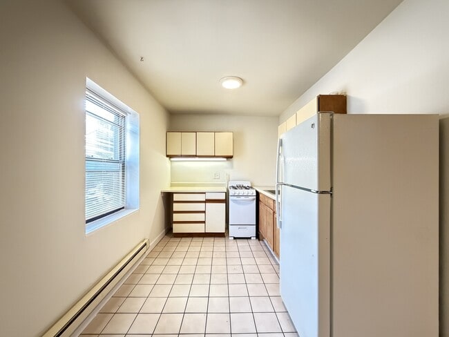 Building Photo - 850 W Cornelia Ave