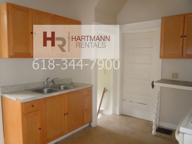 Building Photo - Two Bedroom Home with 2 Baths, Bonus Room and Washer/Dryer Hookups!