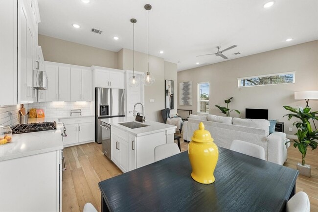 Building Photo - 303 Queen Sude Ln