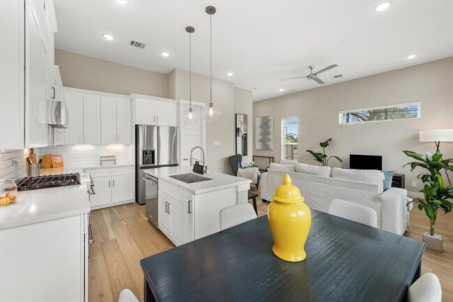 Foto del edificio - 303 Queen Sude Ln