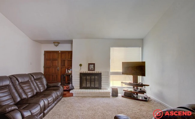 Building Photo - Cozy 3BD/2BA Home in Bakersfield's 93306 — Fully Equipped, Fireplace, Solar & All Pets Welcome!