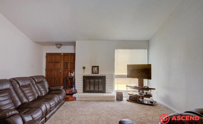 Foto del edificio - Cozy 3BD/2BA Home in Bakersfield's 93306 — Fully Equipped, Fireplace, Solar & All Pets Welcome!