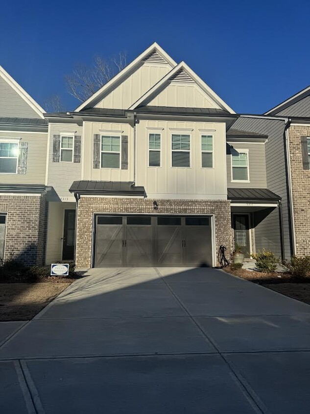 2 car garage , Front view - 5313 Briggs St