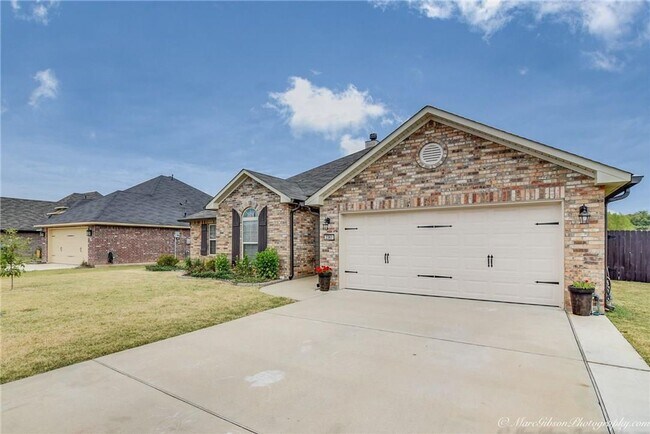 Building Photo - LEGACY BEAUTY.. Close to Barksdale Air For...