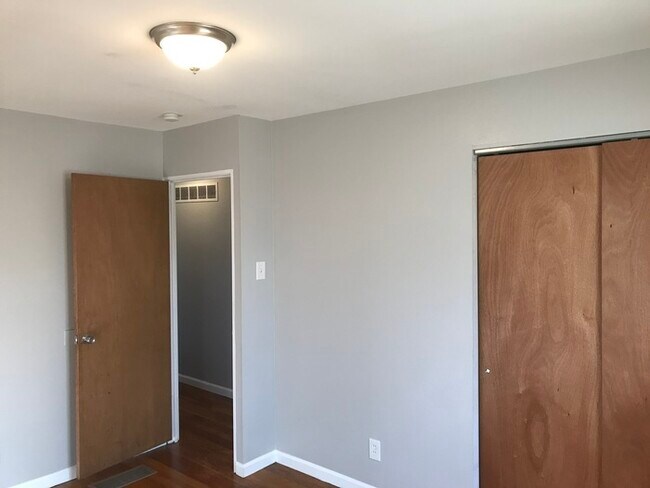 Building Photo - House for rent 3 bedroom 2 bath