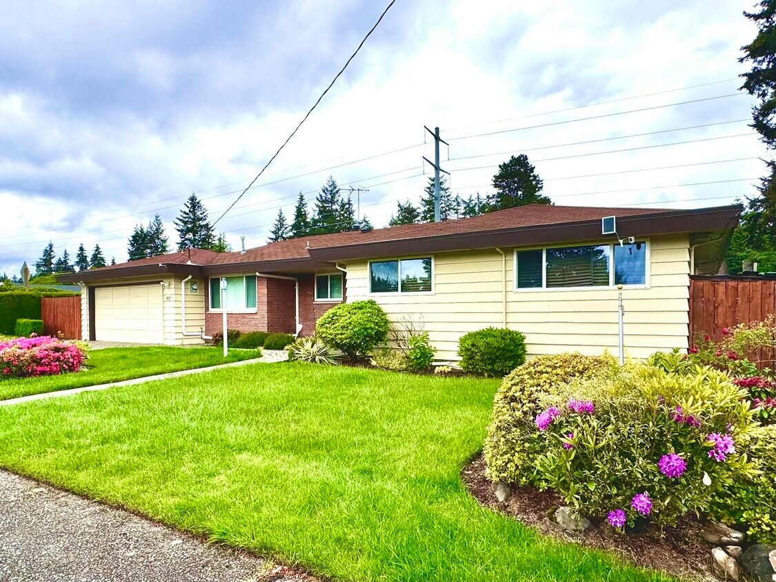 Building Photo - 932 Lynnwood Ave NE