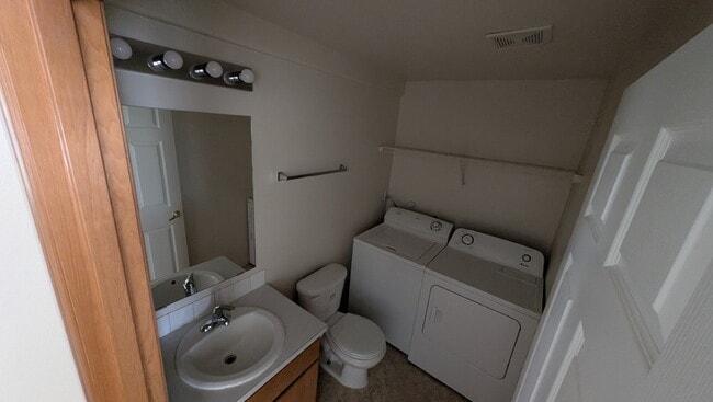 Building Photo - 4 bedroom 2.5 bath home