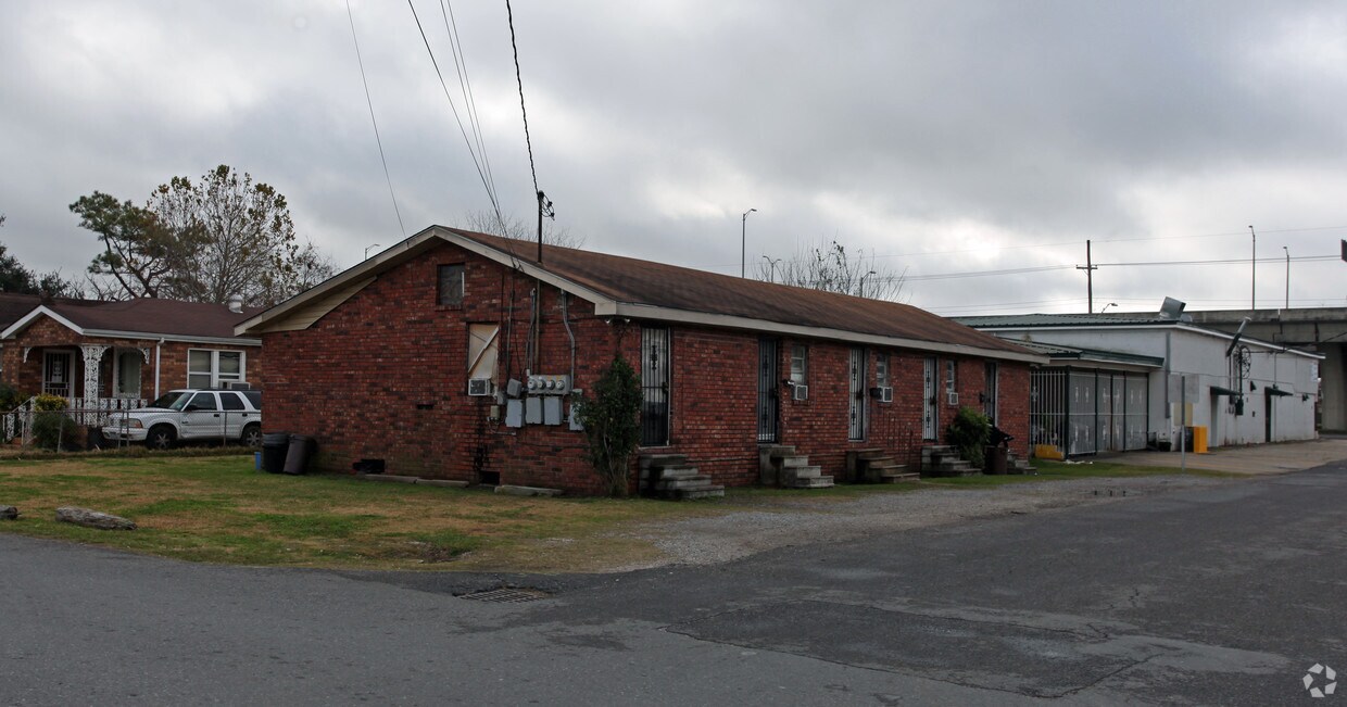 Primary Photo - 701 Eiseman Blvd