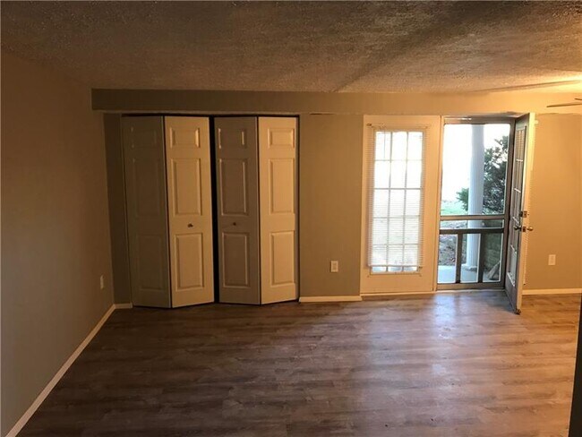 Building Photo - 956 Woodhollow Dr
