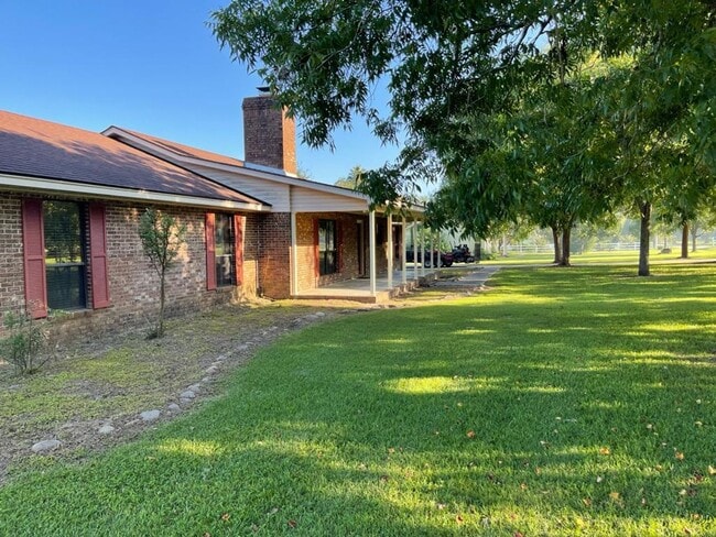 Foto del edificio - !!$500 off First months Rent!! Private 1-Acre Retreat with Pool, Screened Porch & Spacious Interior