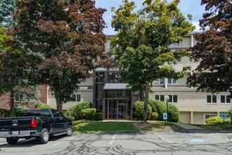 Building Photo - 4 Duck Pond Rd
