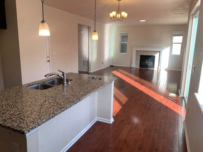 Building Photo - Well maintained Home with 4 bedrooms 3 bat...