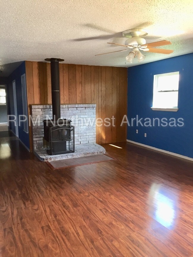 Building Photo - 1912 B Cypress Springdale AR