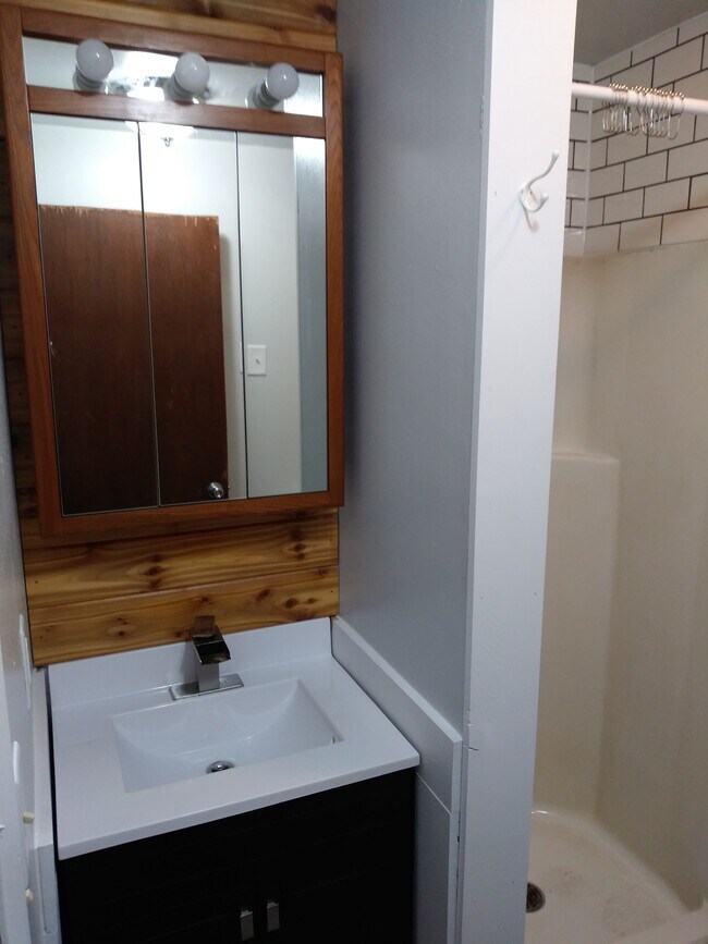 Baño - 112 S Main St