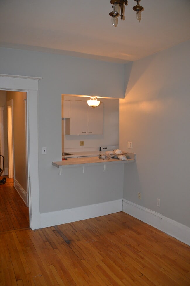 dining view of kitchen - 558 Madison Ave SE