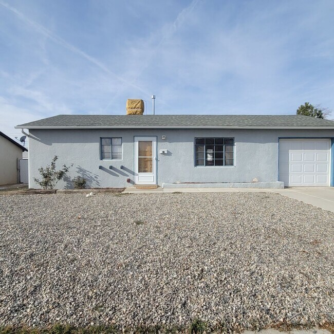 Building Photo - Darling 2 Bedroom Home