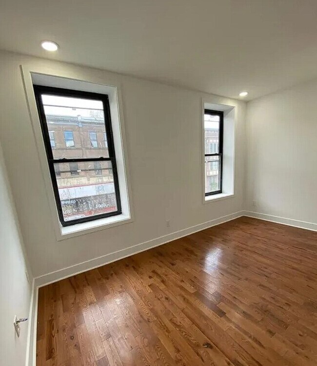 Building Photo - 3031 W Diamond St