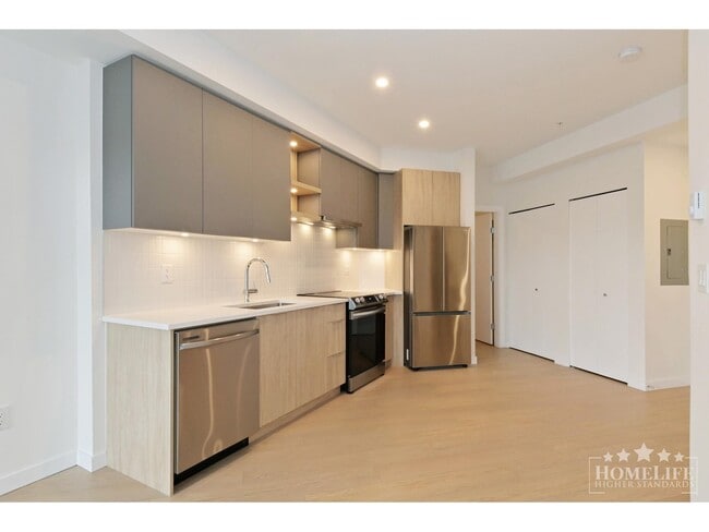 Photo du bâtiment - Charming 1 Bedroom + Den Condo in the Heart of Langley City