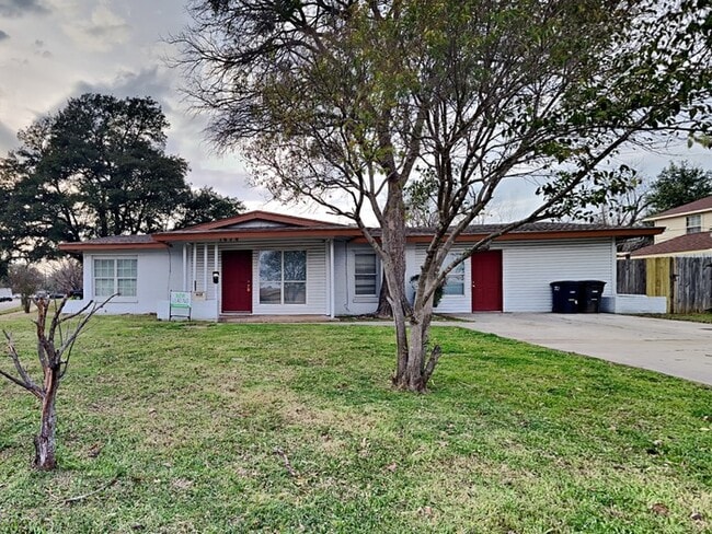 Building Photo - 1628 Canterbury Cir