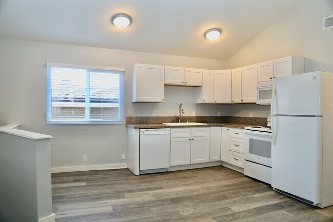 Foto del edificio - SO close to the beach and PCH - 3 Bedrooms and 3 Ensuite Bathrooms - Upgraded Upper Home With Lam...