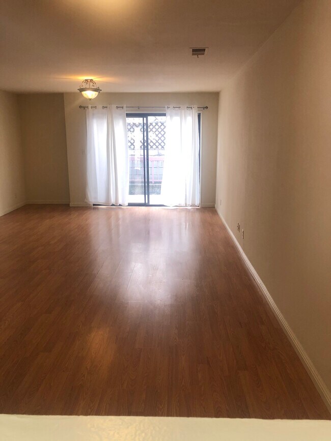 Foto del edificio - 445 W Lexington Dr