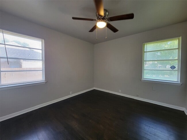 Building Photo - 1220 Lewis Dr