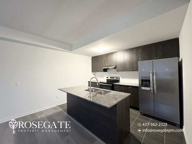Photo du bâtiment - Spacious 3-Bedroom, 2.5-Bathroom Townhome with Parking & Juliet Balcony in Brampton