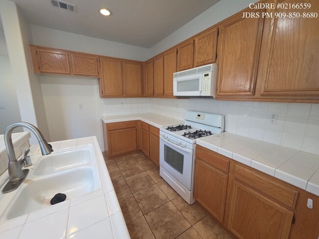 Building Photo - Ontario 3 Bedroom Condo