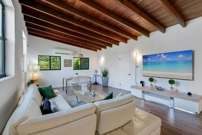 Building Photo - 11534 NE 13th Ave