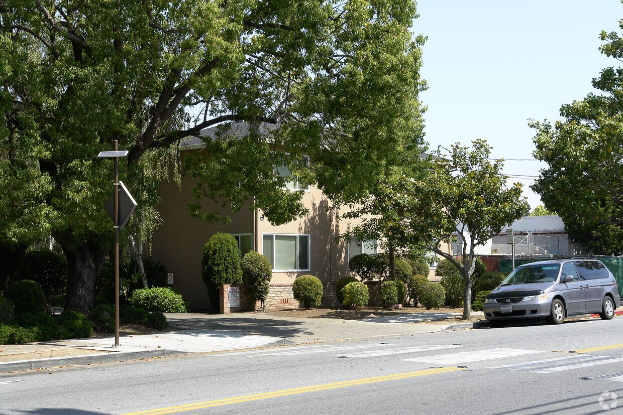 Building Photo - 650 Oak Grove Ave