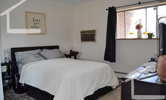 Building Photo - Great 2-bed with Pool!  Ht + HW Incl., 2 Parking Spots Included.  Cat Friendly
