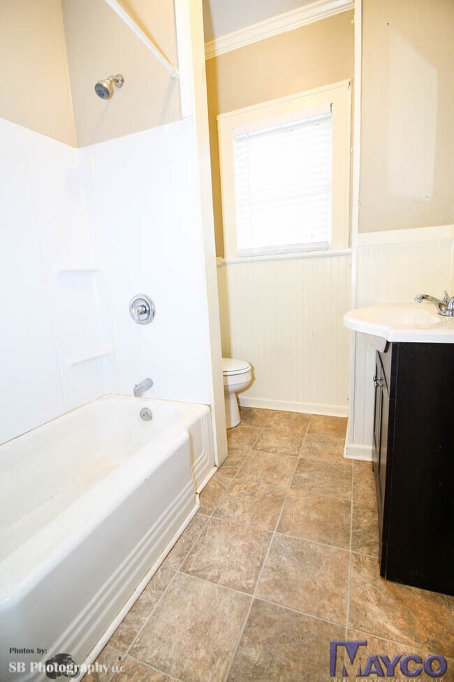 Building Photo - Rent to own!  Large 5 bedroom 2 bath house...