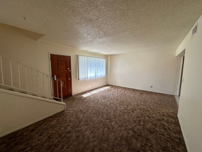 Building Photo - 901 W. 6th St.