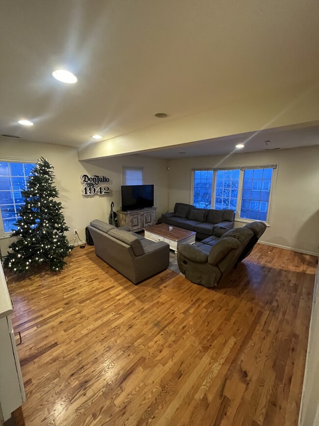 Living room - 285 E 12th Ave