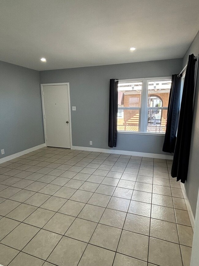 Foto del edificio - 8933 Elizabeth Ave