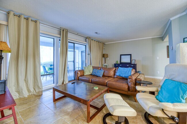 Building Photo - 710 Azalea Dr