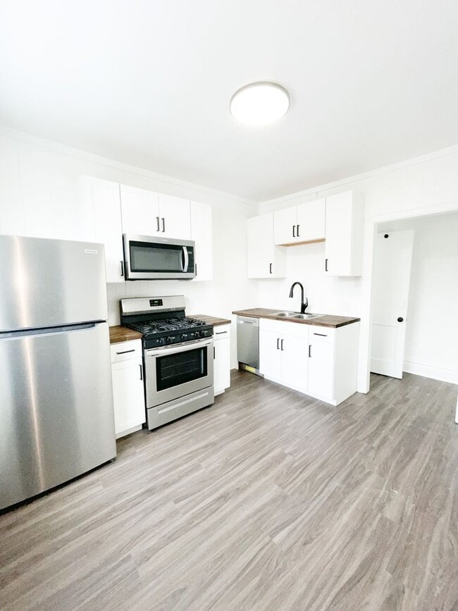 Photo - 19 - 709-711 Industry Apartment