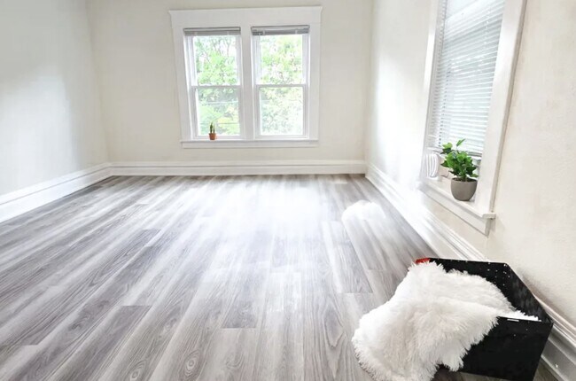 Foto del edificio - 313 E St Joseph St