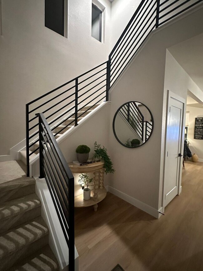 Building Photo - Beautiful Painted Prairie - 4 Bed room home - Available April!!