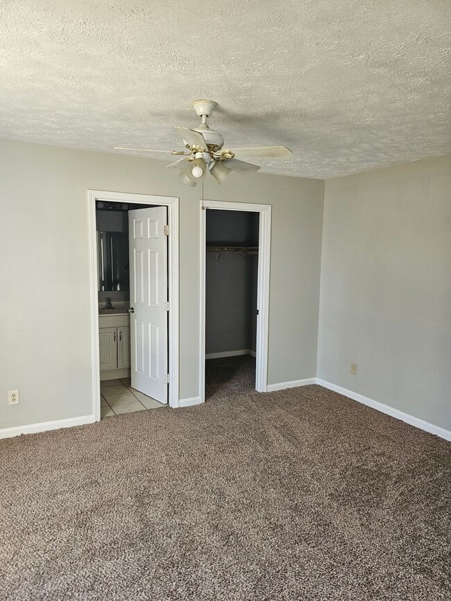 Building Photo - EHA Approved 3 Bed 2-bathroom home