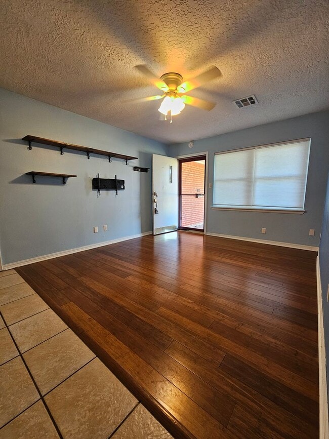 Foto del edificio - (2) Bed/(2) Bath with Storm Shelter Avail ...