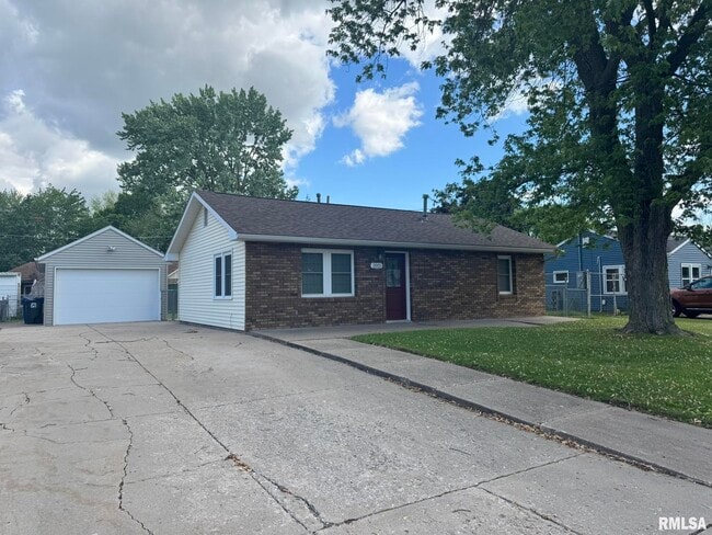 Building Photo - 2015 Ridgeview Dr