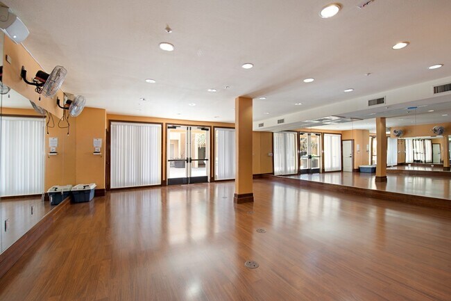 Building Photo - 9293 Regents Rd #307