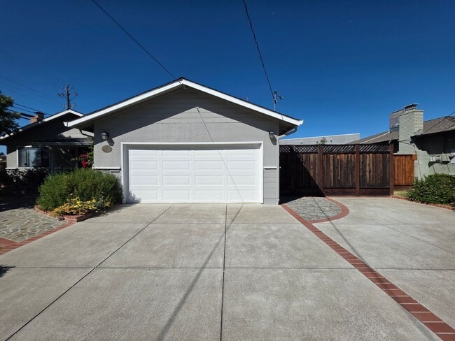 Building Photo - Delightful Single Story 2/2 with Expanded Bath and Beautiful Gardens