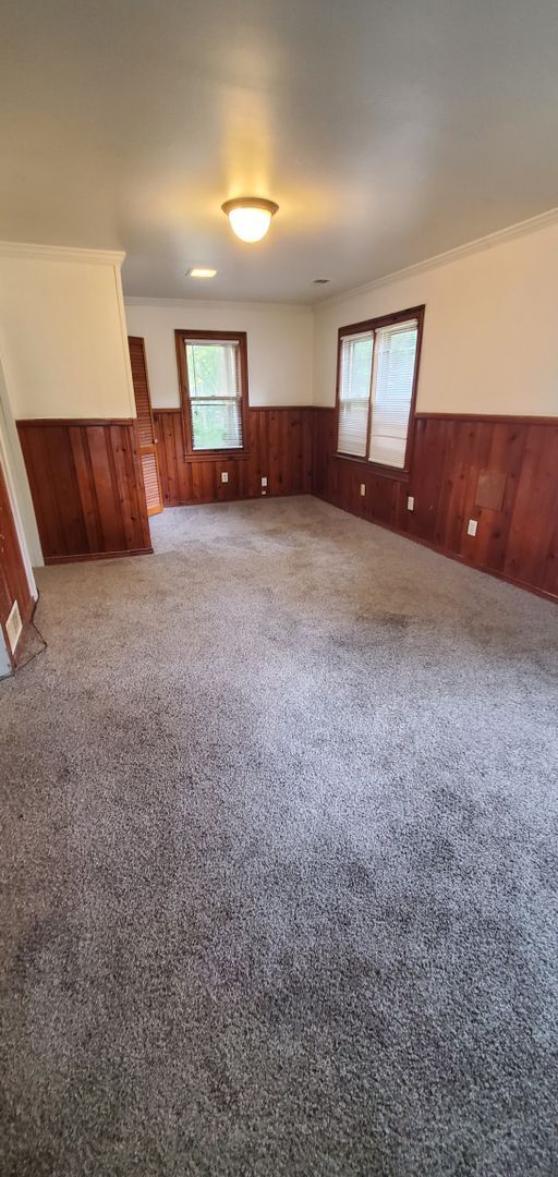 Building Photo - $1,000/month - 2 Bed 1 Bath *1/2 Month Ren...